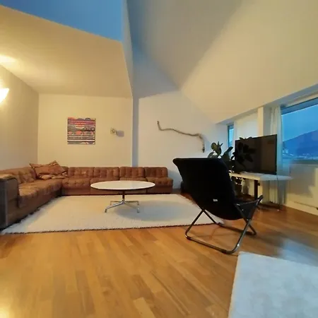 アパート Wunderschoenes Penthouse In Den Bergen インスブルック